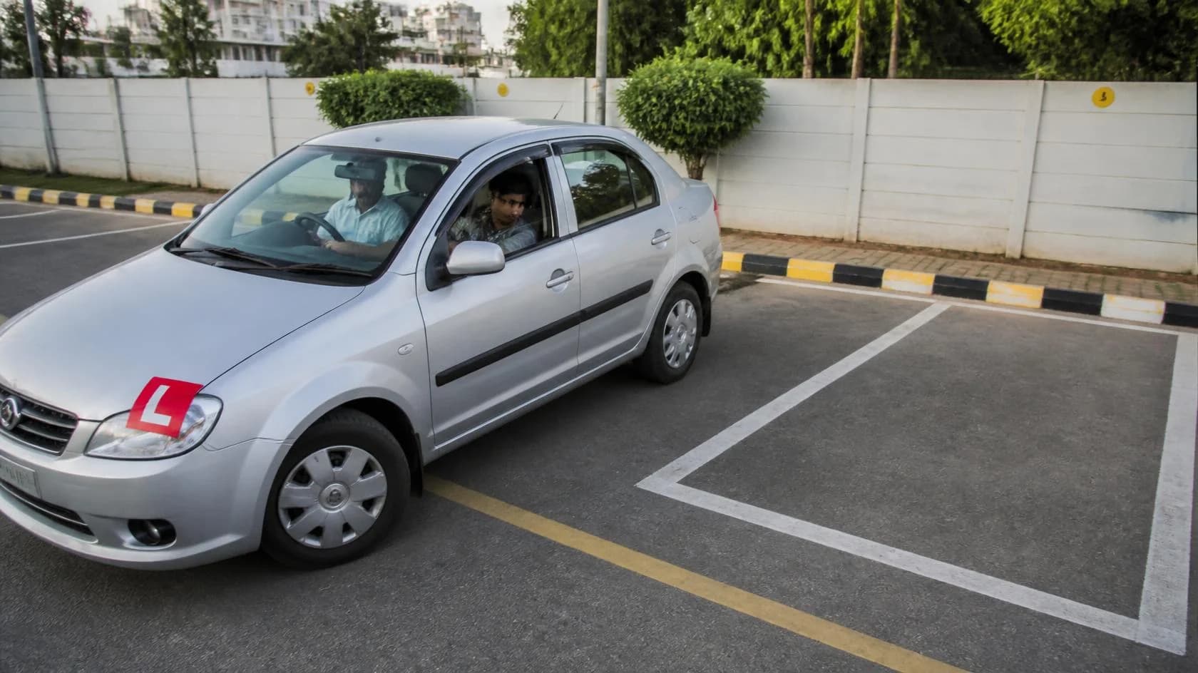 Reverse Parking - Practical driving test skills at Poonamallee RTO track - Om Sakthi Mangadu Kamatchi Driving School Ambattur